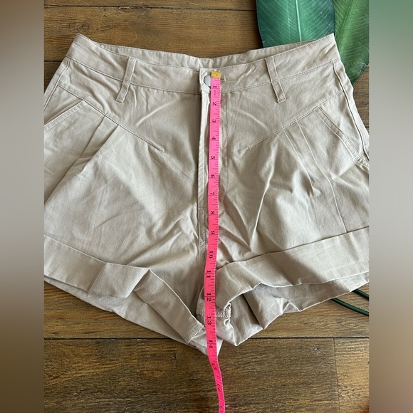 VICI High waisted pleated khaki shorts - Picture 7 of 8